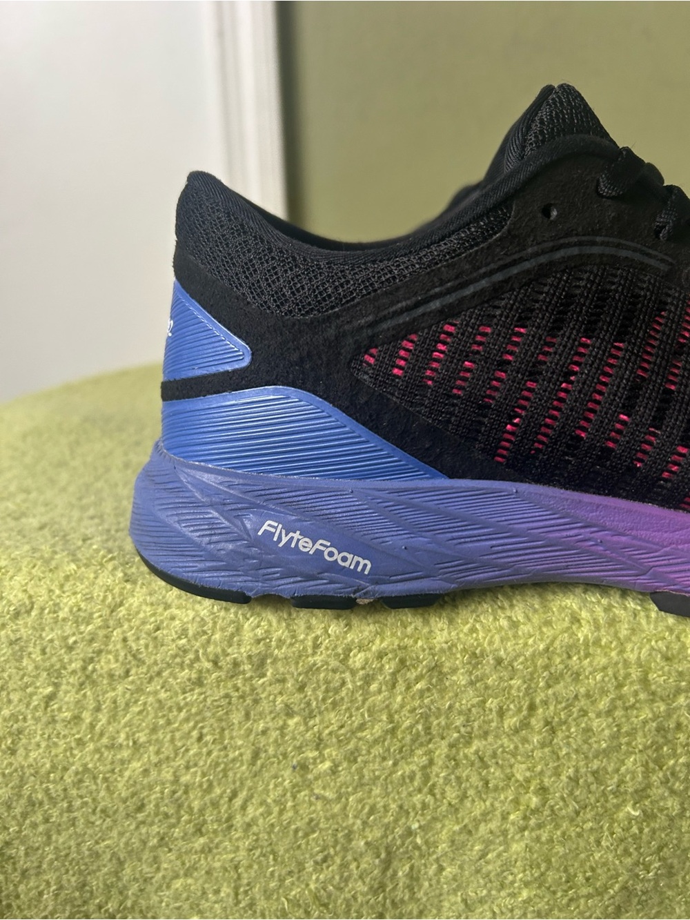 Asics Dyna Flyte2 Women’s Black Running Shoes with Pink-to-Purple-to-Blu - Picture 7 of 12